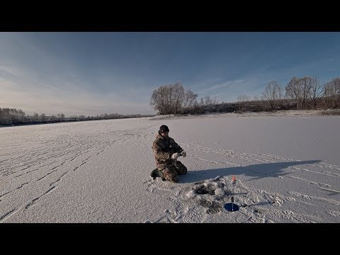 Зимняя рыбалка на безмотылку, балансир, жерлицы. Рыбалка зимой на пруду. Зимняя рыбалка на безмотылку, балансир, жерлицы. Рыбалка зимой на пруду.