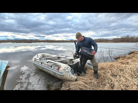 ОТКРЫВАЮ НАВИГАЦИЮ. САМАЯ СЛОЖНАЯ ДОСТАВКА ЛОДКИ НА ОЗЕРО. ЛОМАЕМ ЛЕД МОТОРОМ.