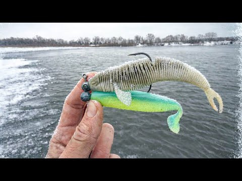Где ИСКАТЬ СУДАКА зимой с лодки? Рыбалка на реке ОКА с ДЖИГОМ!