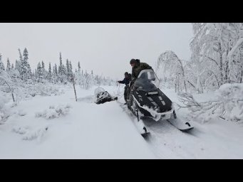 СНЕГОХОД ПРОВАЛИЛСЯ В РУЧЕЙ. НАДО ВЫТАСКИВАТЬ. ОБКАТЫВАЮ СМ-003 В ЯНВАРЕ. ВЯЧЕСЛАВ ПОПАЛ В ЗАПАДНЮ.