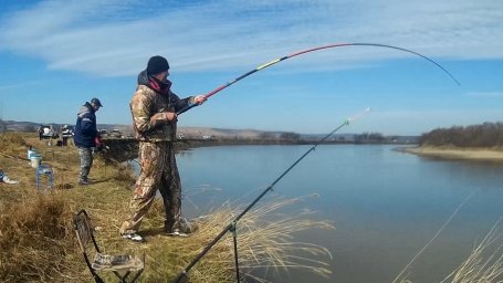 Рыбалка весной на красноперку. Удочка с поплавком в ДУГУ. Дикий весенний ЖОР.